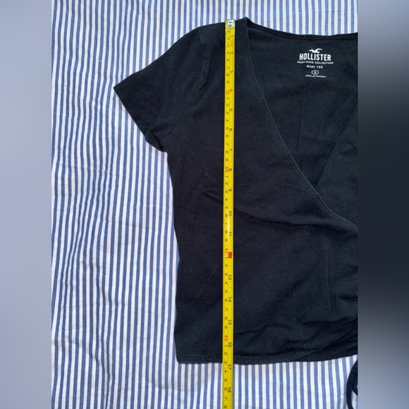 Hollister Women’s US S Black Cropped Crossover Wrap Side Baby Tee - Picture 4 of 10